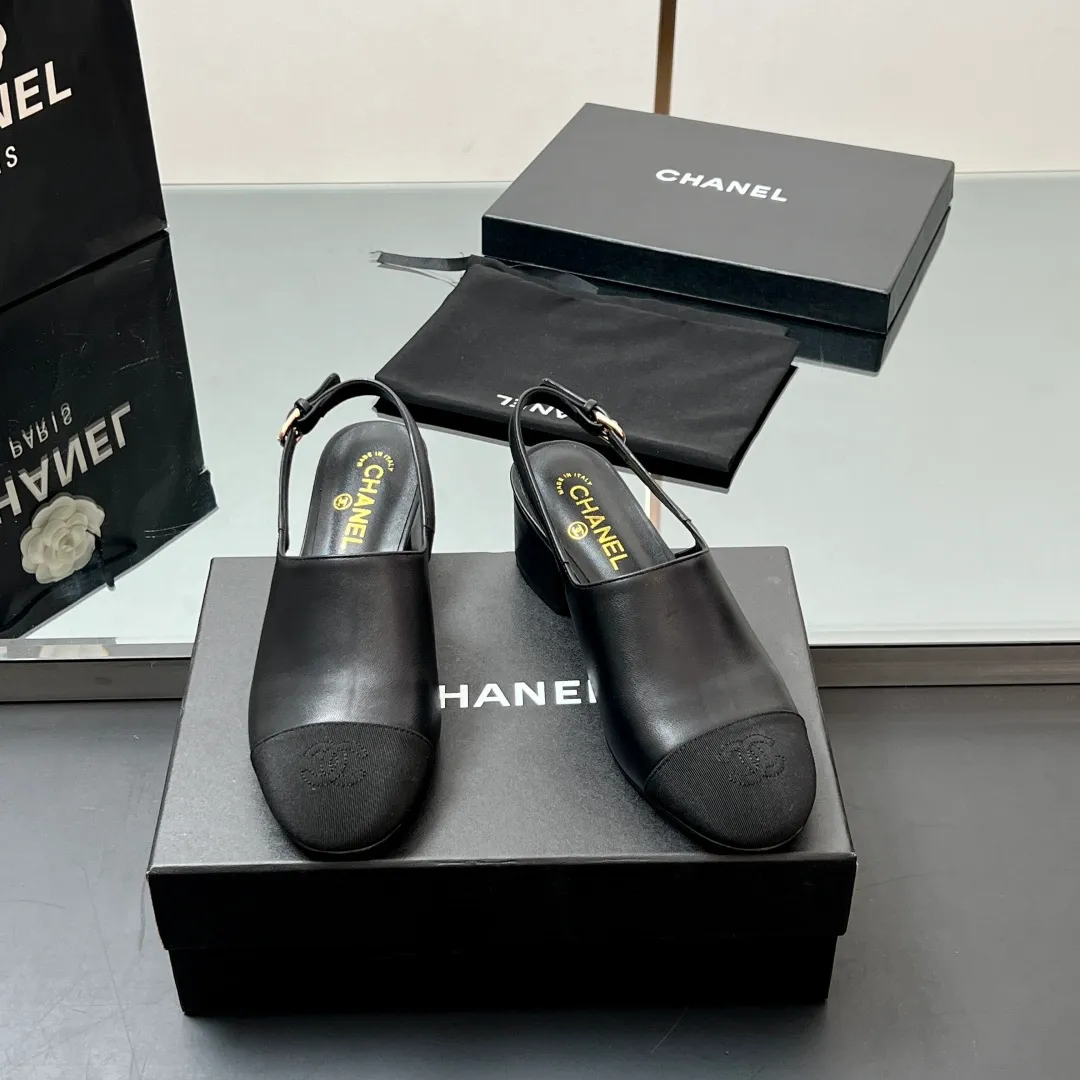 👟👟Ex-factory price 580👟👟 Top quality! Chanel Xiaoxiang 25C early spring new product, thick-heeled cap-toe sandals and back-strap single shoes. Grandma Xiang’s always elegant and ladylike temperament, full of high-end sense, very nice on the feet ~ French style, really beautiful to the top of my heart! An elegant and romantic fairy should be like this! The minimalist color scheme is deeply rooted in people's hearts~ It goes well with either skirts or casual wear! Whether worn barefoot or paired with skirts or trousers, it is very versatile! Incomparably beautiful! Special fairy ✔ Check out the details of my house and take real photos. Fabric: Sheepskin ➕ Grosgrain. Inner pads: all silk sheepskin. Outsole: cowhide outsole imported from Italy. Heel height: 4.5cm. Size: 35-39 (40/41 customized). Comes with counter 🇮🇹 authentic packaging.